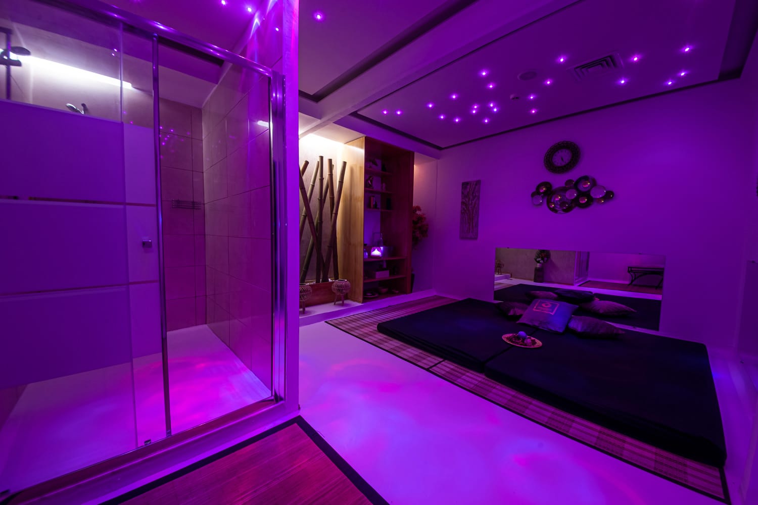 Lisbon Erotic Massages form Men, Women and Couples Quarto de massagens com iluminação roxa no Paradise Lisbon.