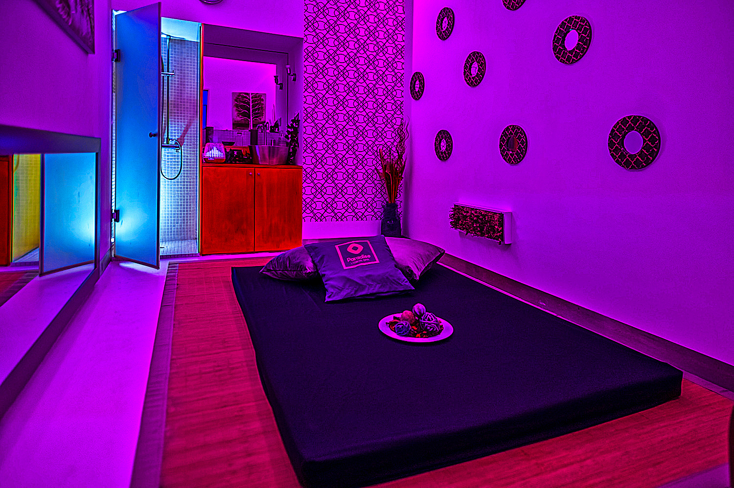 Lisbon Erotic Massages form Men, Women and Couples Quarto de massagens com cama e iluminação roxa no Paradise Lisbon.