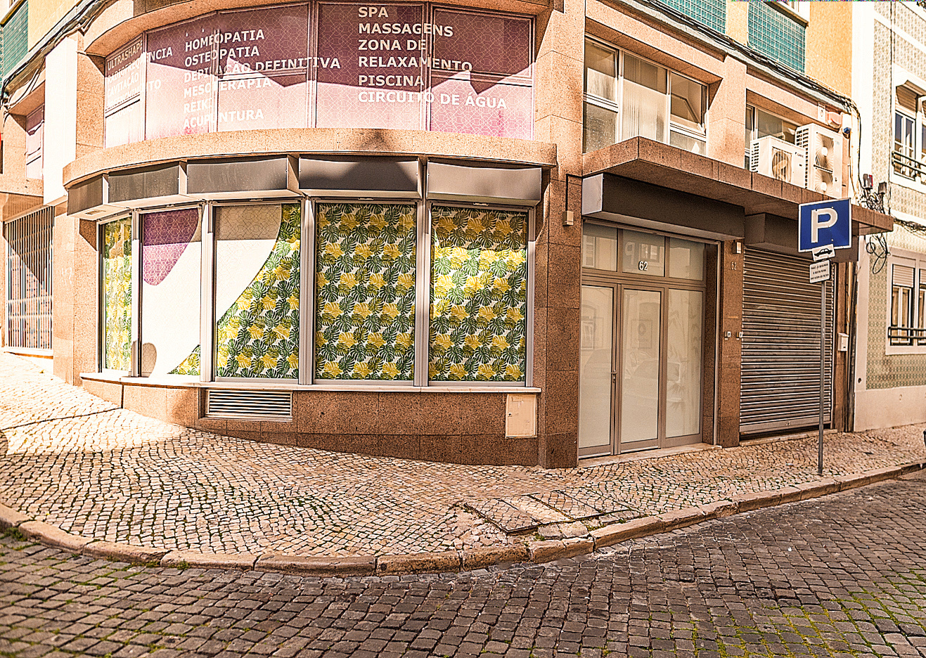 Fachada do Paradise Lisbon com placa de estacionamento pago.
