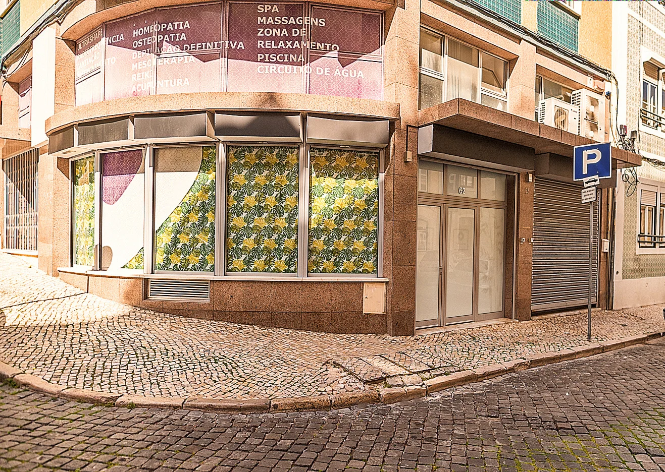 Lisbon Erotic Massages form Men, Women and Couples Fachada do Paradise Lisbon com placa de estacionamento pago.