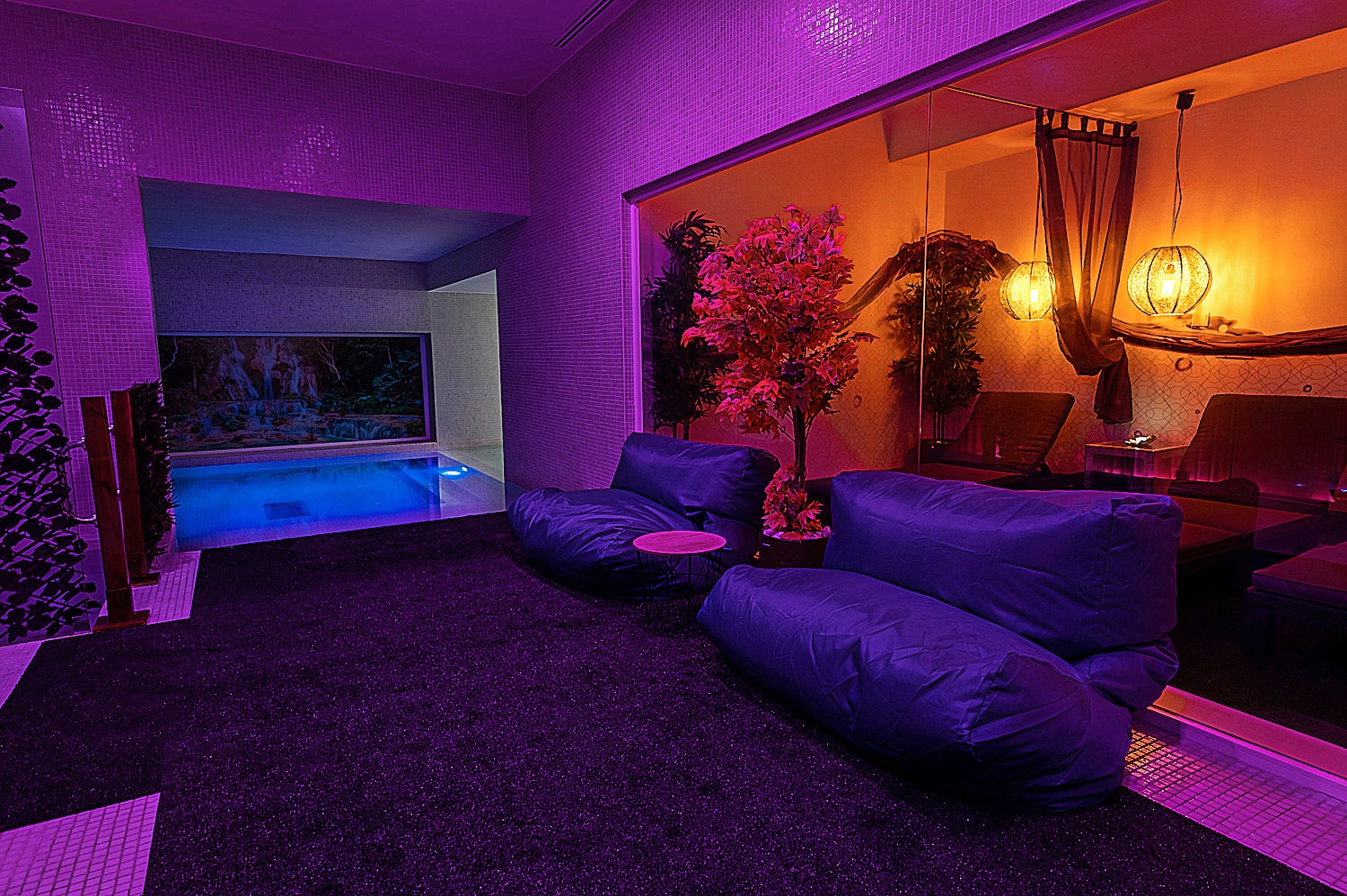 Paradise-Piscina-1-min Sala de estar com iluminação roxa, poltronas e piscina no Paradise Lisbon.