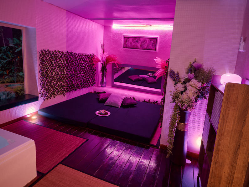 9U9A2742 Sala de massagens relaxantes no Paradise Lisbon com iluminação roxa.