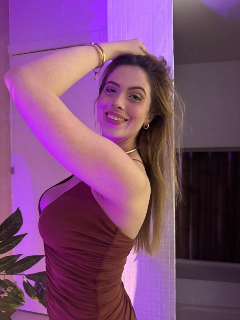 Liz, massagista do Paradise Lisbon, posa com um sorriso atraente.