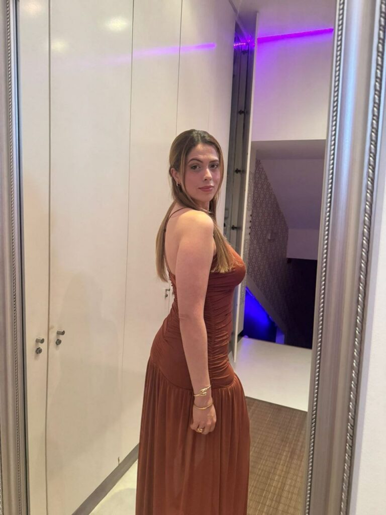 Liz, massagista do Paradise Lisbon, num corredor com um espelho.