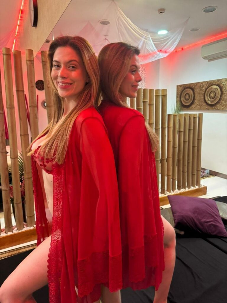 Liz, massagista do Paradise Lisbon, posa sensual com roupa vermelha.